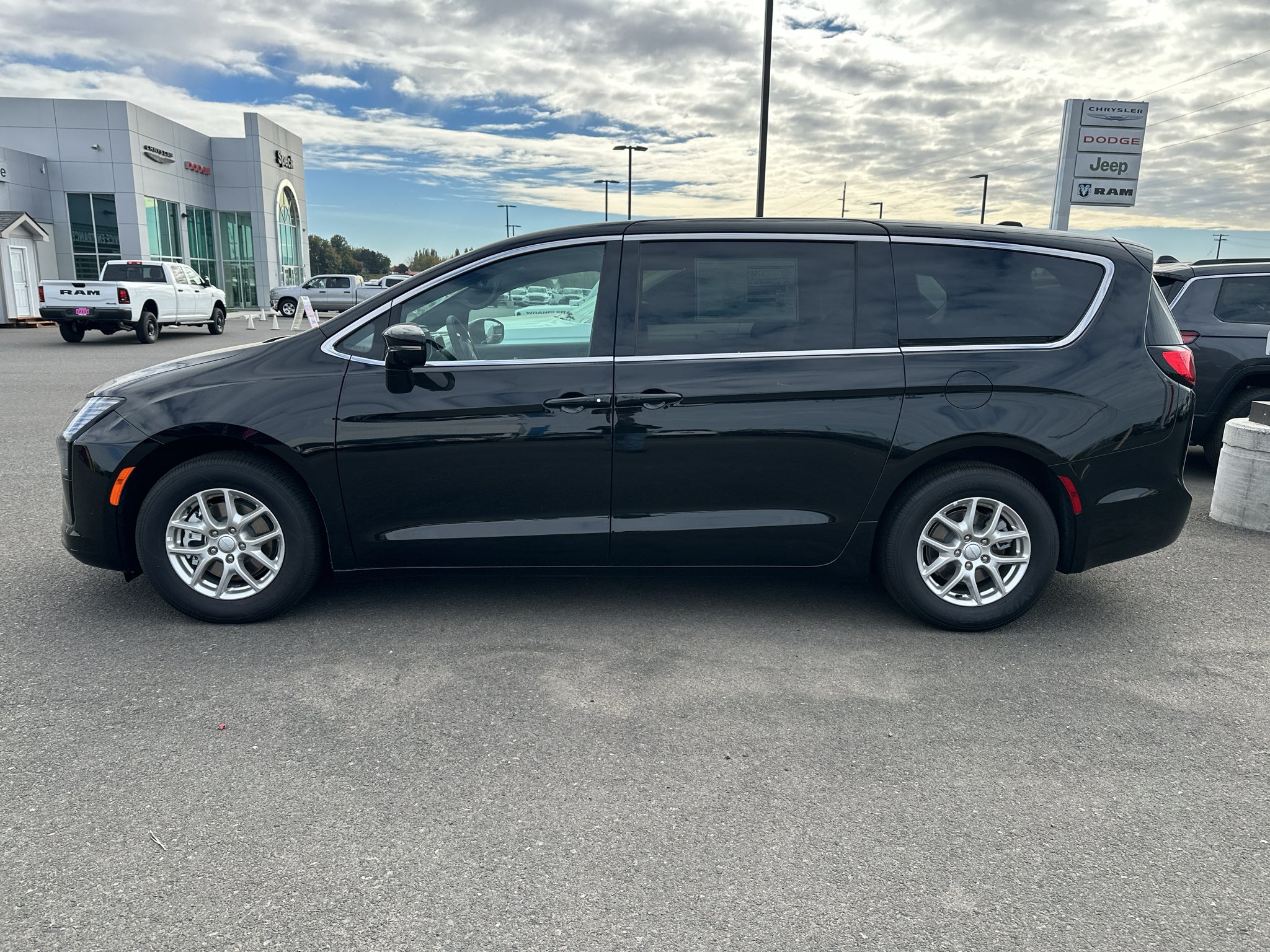 2027 Chrysler Pacifica PACIFICA SELECT